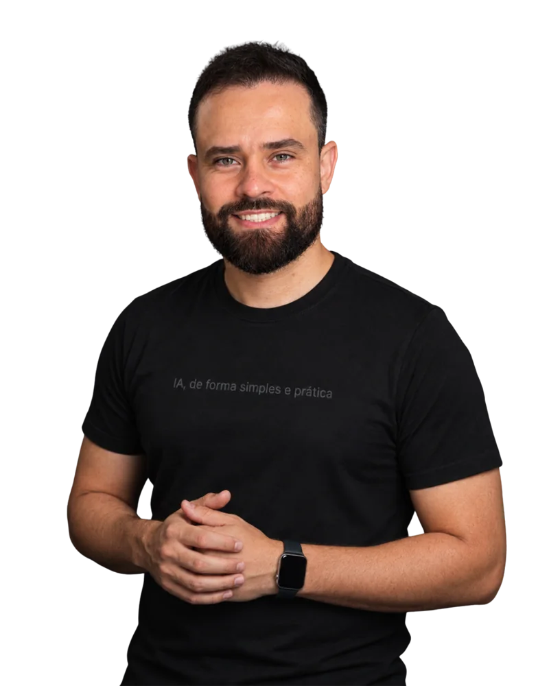 Rômulo Ferreira sorrindo, de camiseta preta, em retrato de estúdio